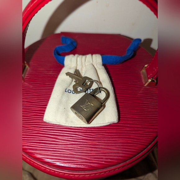Louis Vuitton Cannes Epi Red. Authentic and pre-owned - Picture 7 of 11